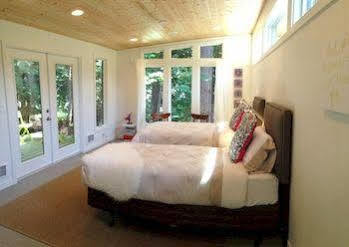 Nectar Yoga B&B On Bowen Island Horseshoe Bay Bagian luar foto